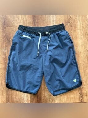 Vuori Banks Shorts Mens Small “V” Cycle 4 Way Stretch Blue Steel Activewear V330